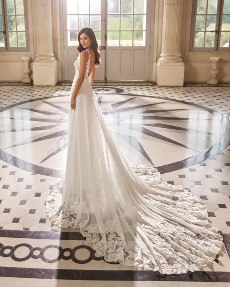 ELAINE — Fließend Brautkleid bei Bridals by Diana Erfurt